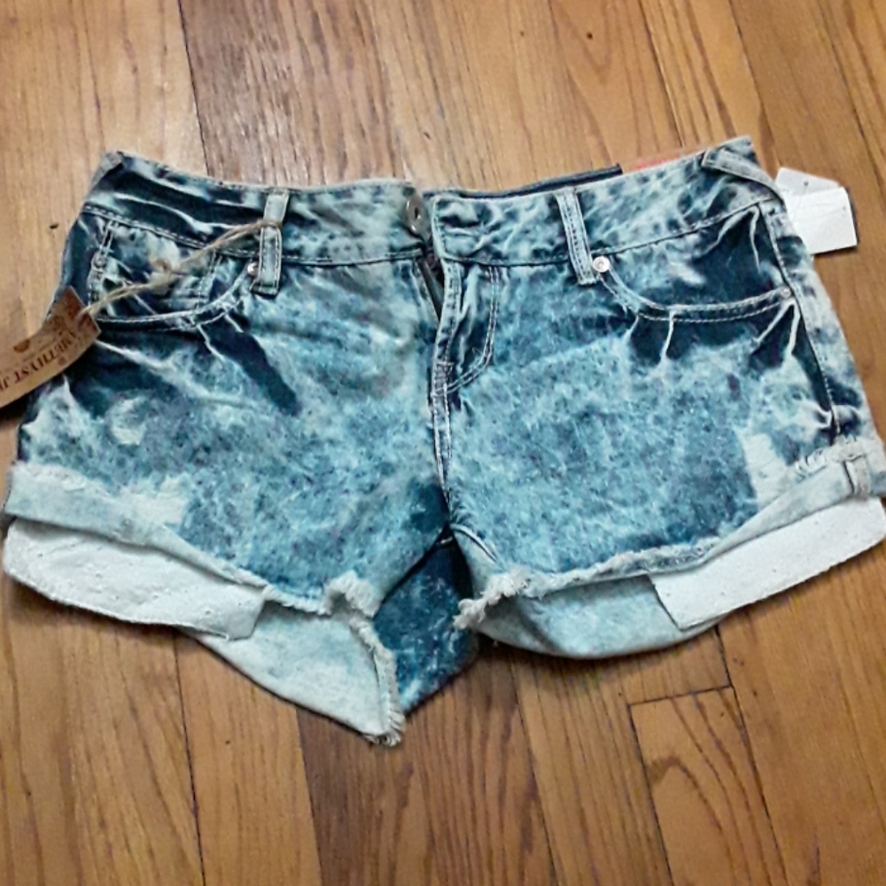 Amethyst Jeans acid wash/lace pockets shorts